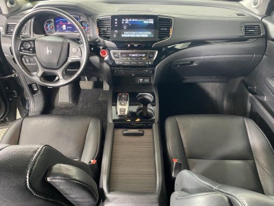 2020 Honda Pilot Touring w/Rear Captain's Chairs