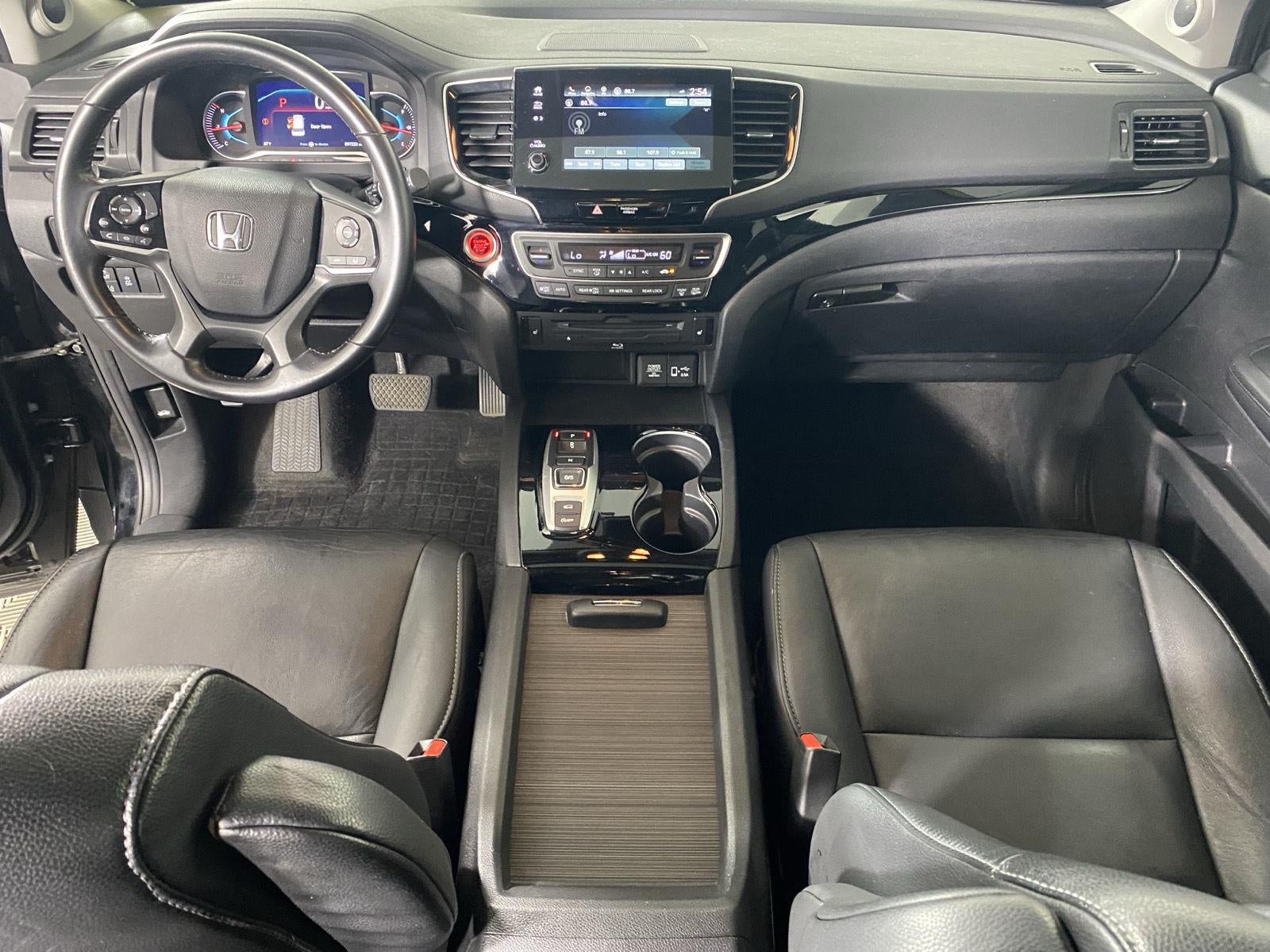 2020 Honda Pilot Touring w/Rear Captain's Chairs
