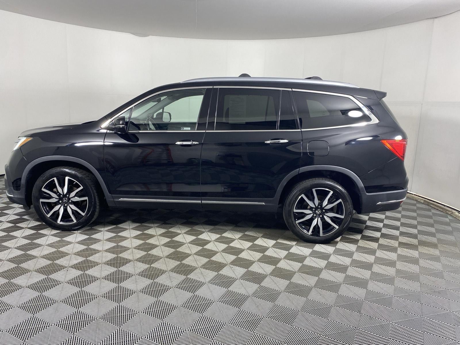 2020 Honda Pilot Touring w/Rear Captain's Chairs