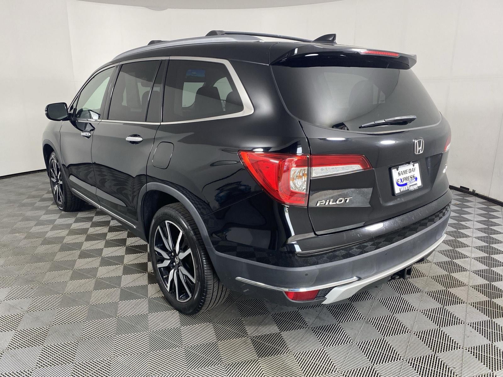 2020 Honda Pilot Touring w/Rear Captain's Chairs