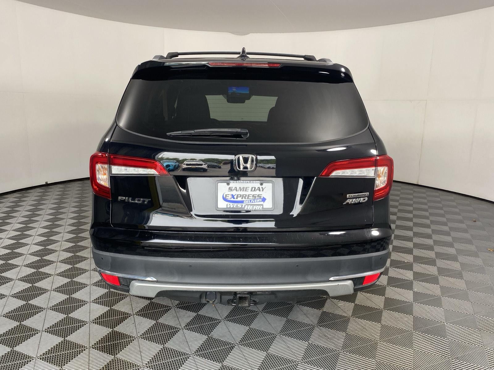 2020 Honda Pilot Touring w/Rear Captain's Chairs