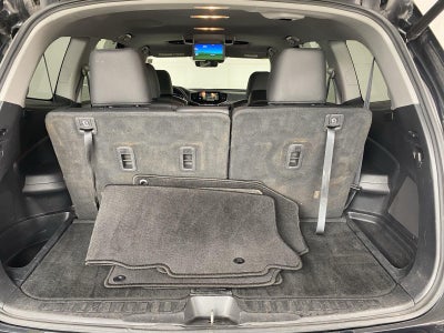 2020 Honda Pilot Touring w/Rear Captain's Chairs