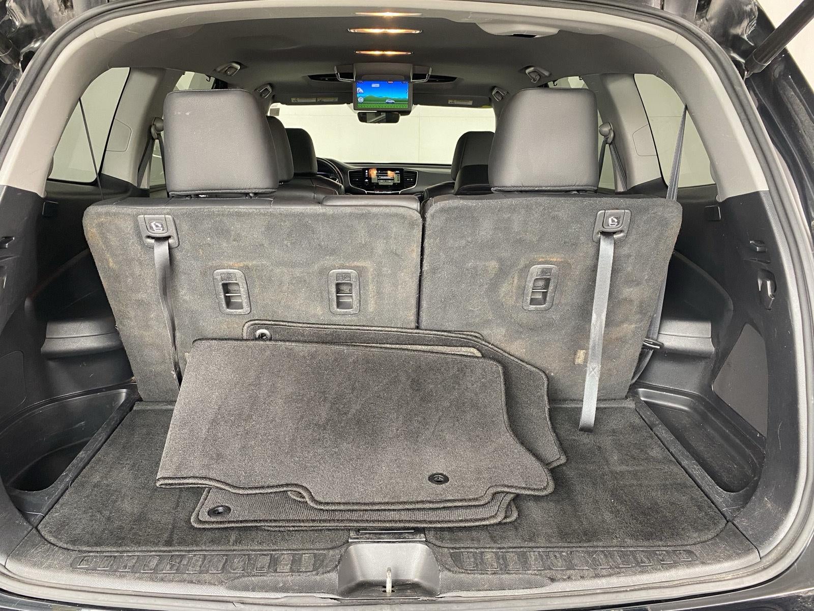 2020 Honda Pilot Touring w/Rear Captain's Chairs