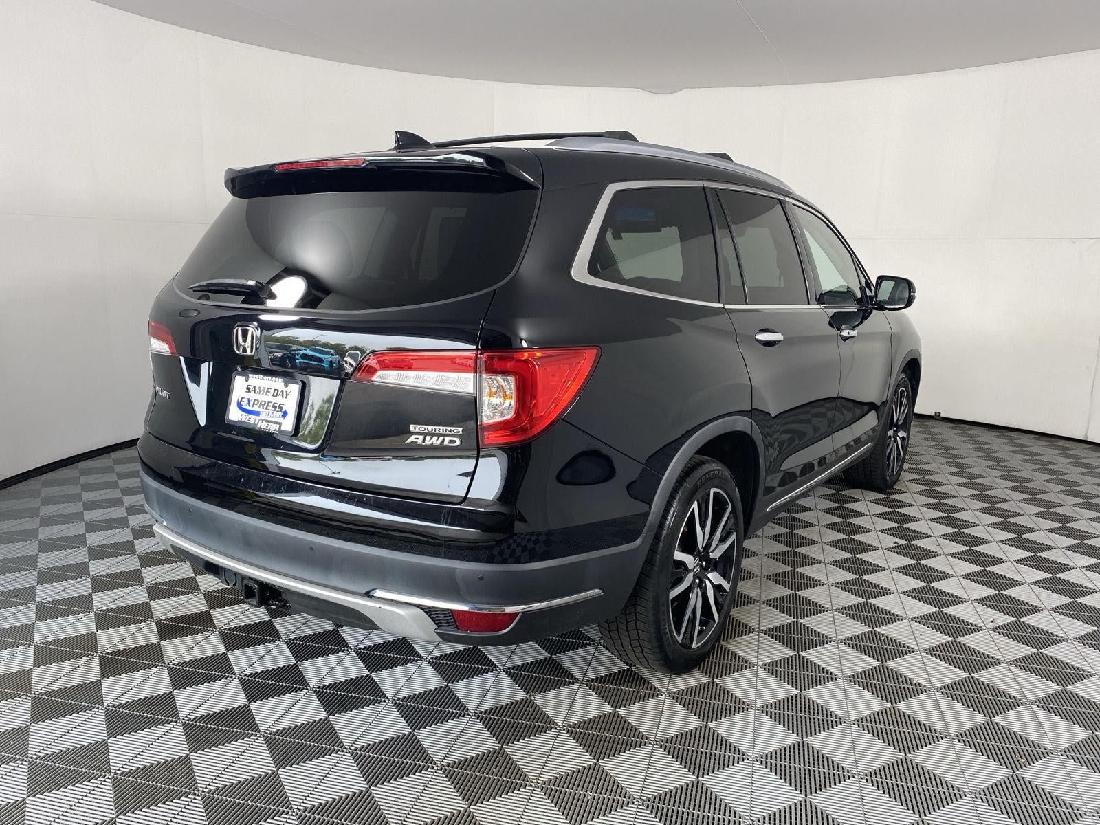 2020 Honda Pilot Touring w/Rear Captain's Chairs