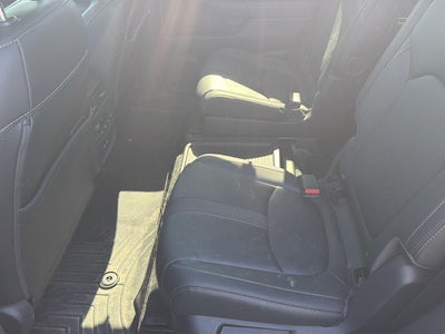 2023 Honda Pilot EX-L w/Rear Captain's Chairs