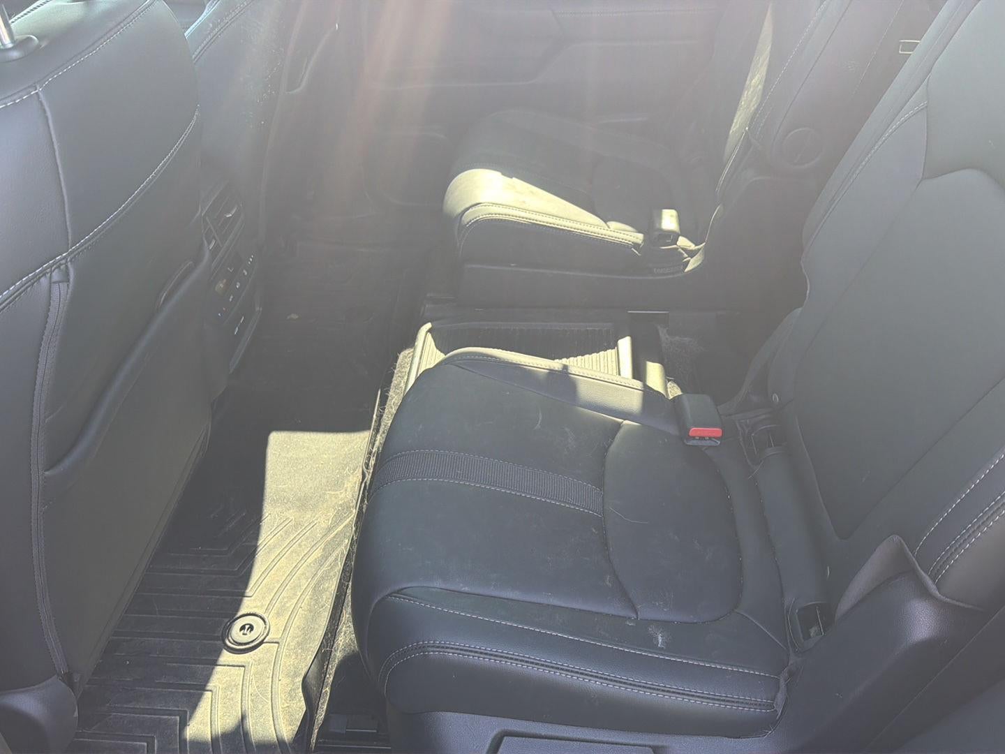2023 Honda Pilot EX-L w/Rear Captain's Chairs