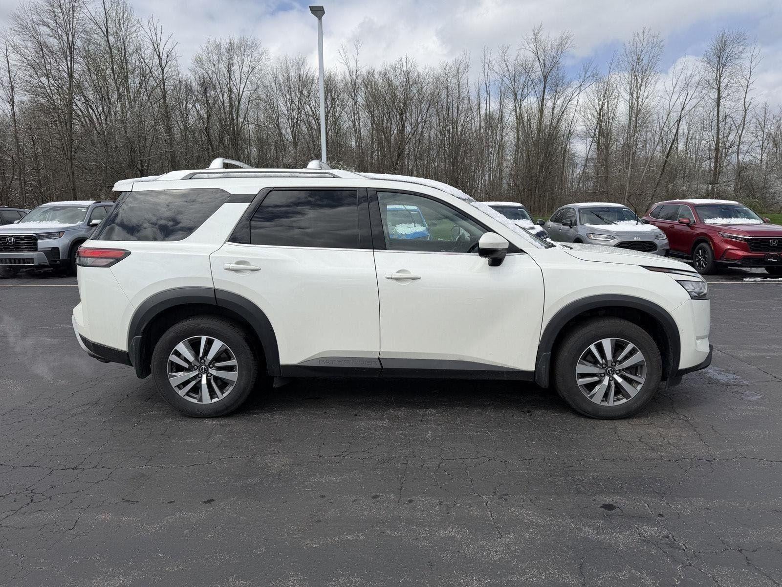2022 Nissan Pathfinder SL