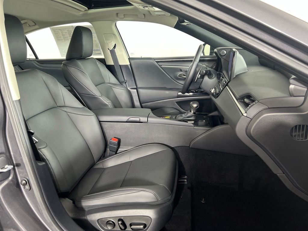 2025 Lexus ES 300h F SPORT Design