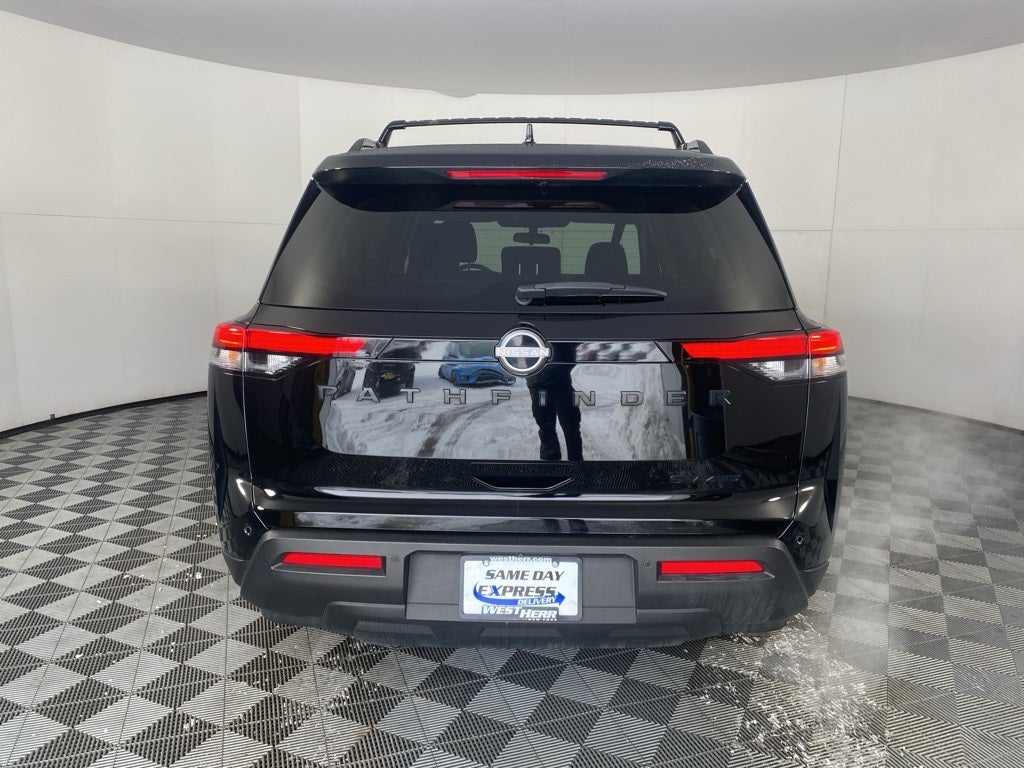 2022 Nissan Pathfinder SV