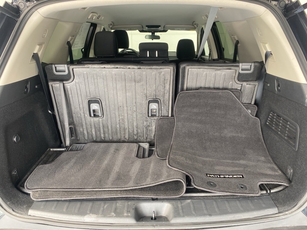 2022 Nissan Pathfinder SV