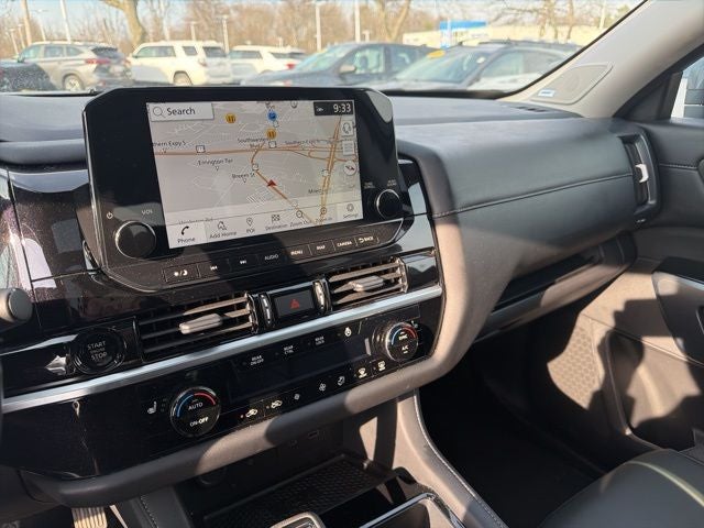 2025 Nissan Pathfinder SL