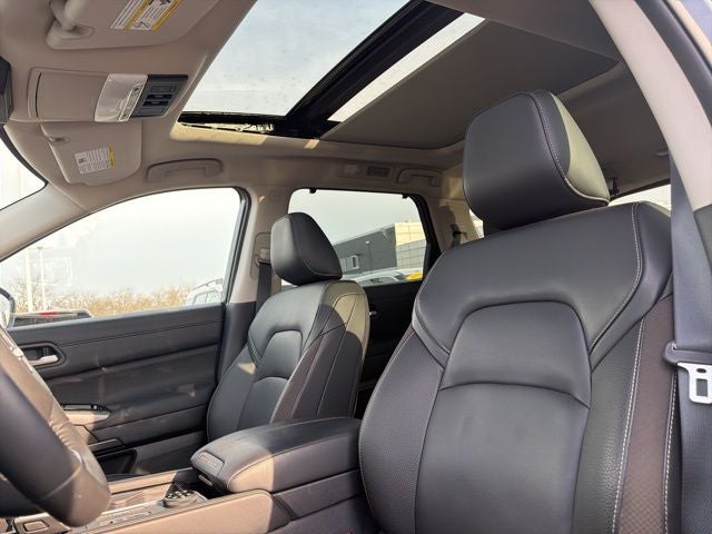 2025 Nissan Pathfinder SL