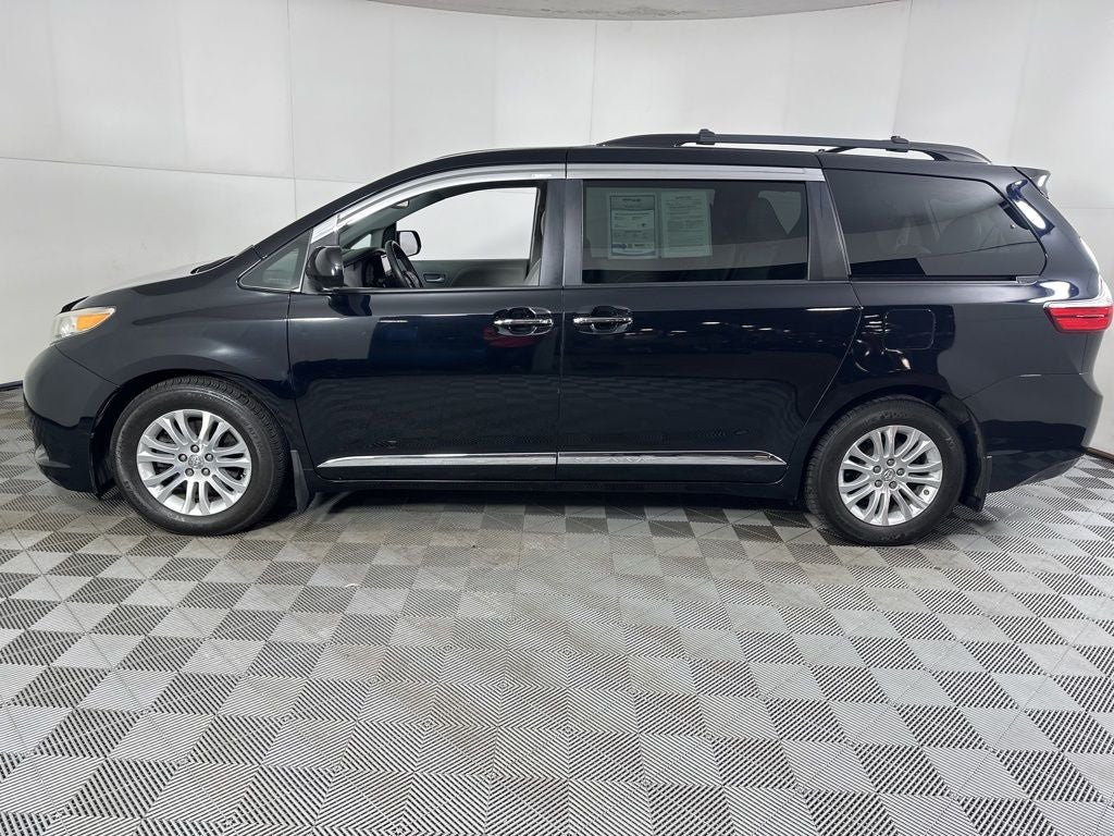 2017 Toyota Sienna XLE 8 Passenger