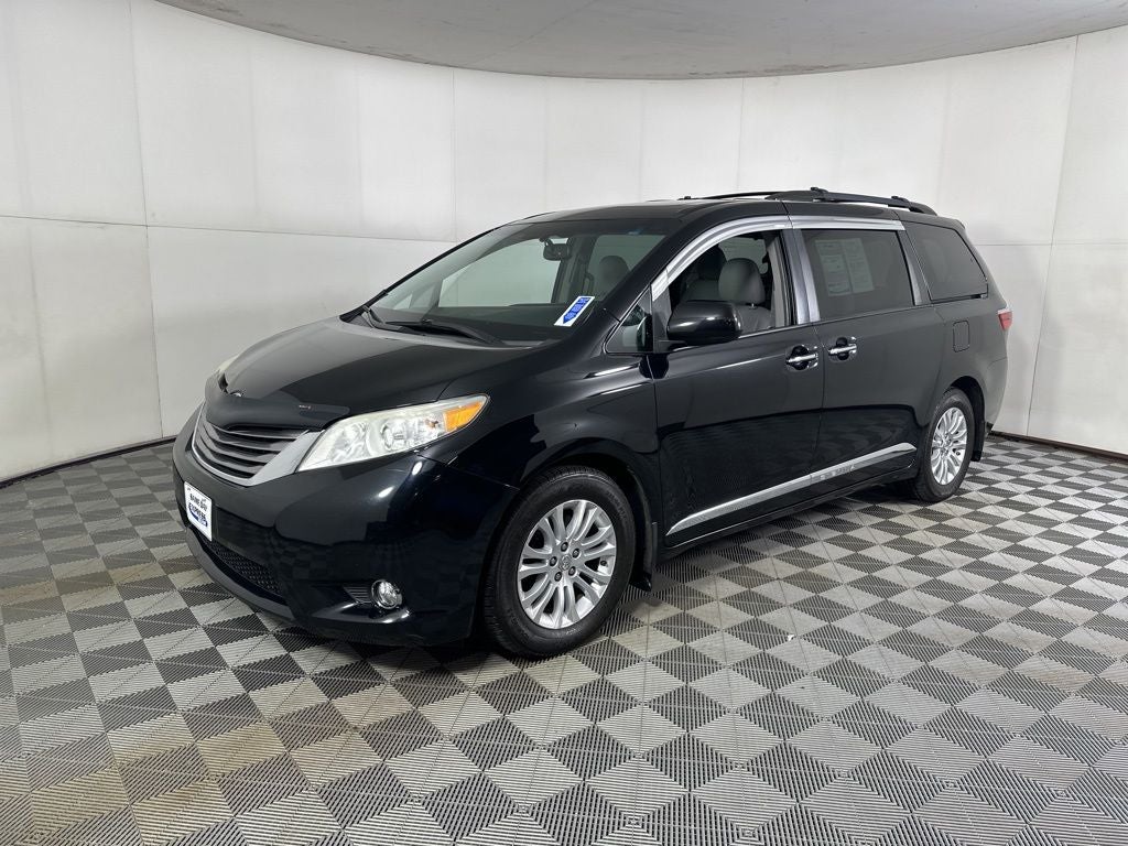 2017 Toyota Sienna XLE 8 Passenger