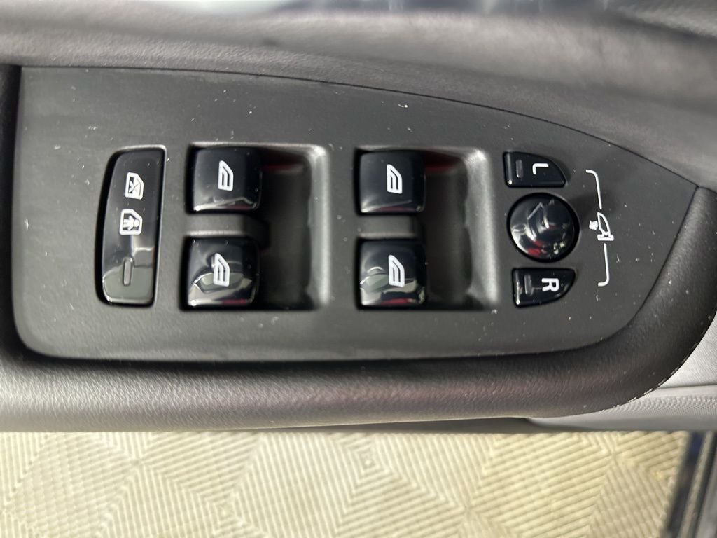 2024 Volvo XC90 B5 Plus