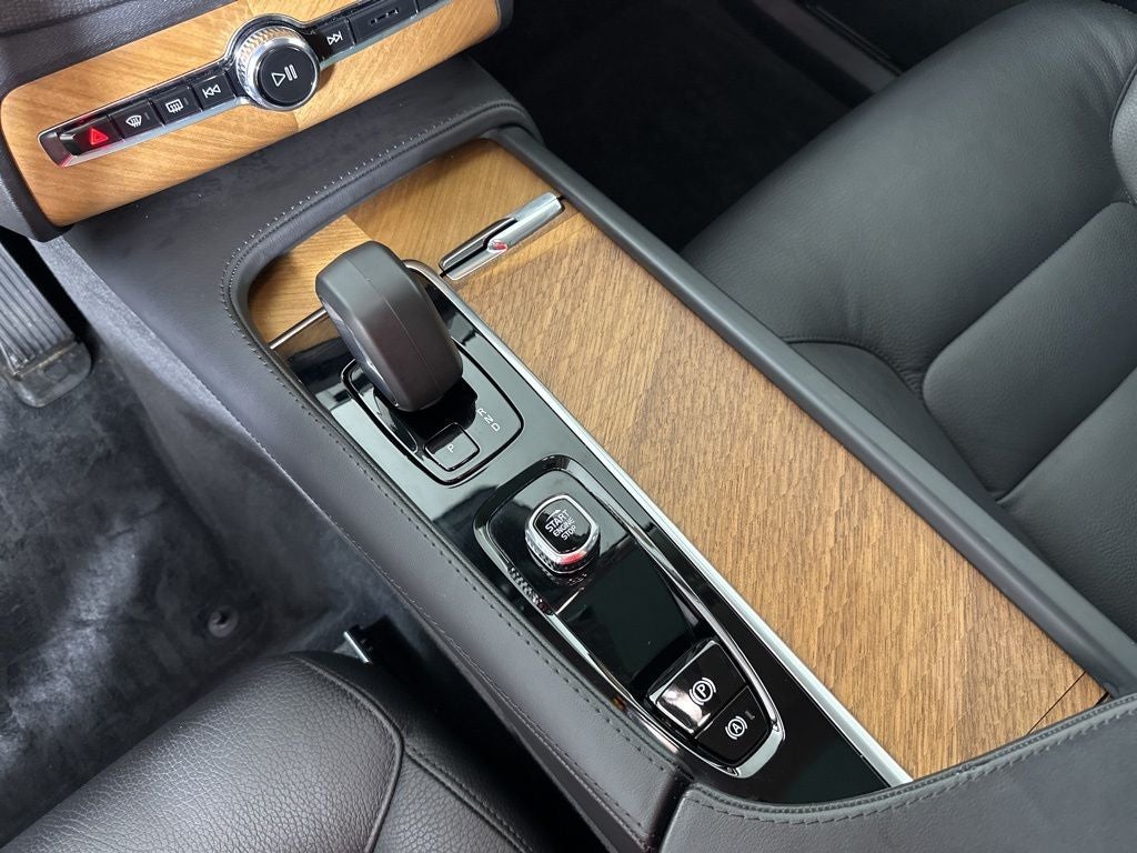 2024 Volvo XC90 B5 Plus