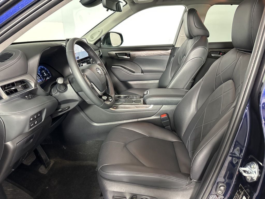2025 Toyota Highlander Hybrid Platinum